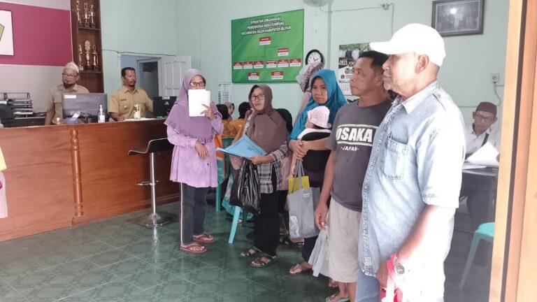 Masyarakat Desa Tumpang sedang berbondong-bondong mendaftarkan hak kepemilikan tanah melalui program PTSL. Sumber Foto: blitarkab.go.id