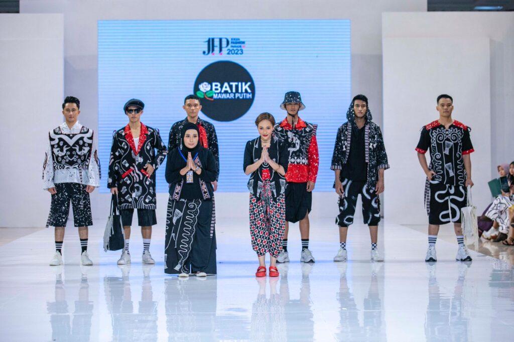 Para model Batik Merah Putih Kota Blitar Memperkenalkan Hasil Desain Santika Mawar di JFP 2023.Sumber Foto: blitarkab.go.id