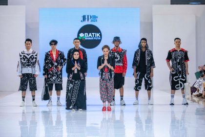 Para model Batik Merah Putih Kota Blitar Memperkenalkan Hasil Desain Santika Mawar di JFP 2023.Sumber Foto: blitarkab.go.id