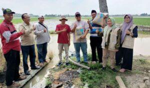 Pembagian benih tanaman untuk petani Desa Sukakarya Sumber: bekasikab.go.id