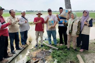 Pembagian benih tanaman untuk petani Desa Sukakarya Sumber: bekasikab.go.id