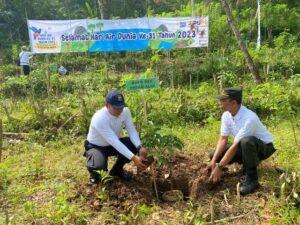 Proses penanaman 50.000 bibit pohon di Desa Karangrejo Sumber: polrestrenggalek.com