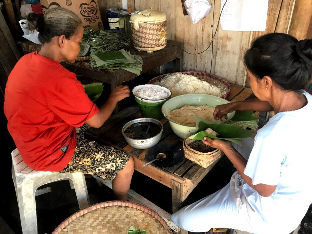 Proses pembuatan Jajanan Jemunak oleh warga Desa Gunungpring. Sumber Foto: magelangkab.go.id