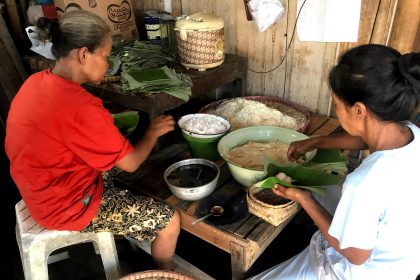 Proses pembuatan Jajanan Jemunak oleh warga Desa Gunungpring. Sumber Foto: magelangkab.go.id
