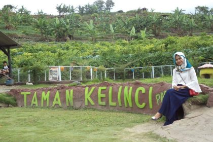 warga desa saat berwisata di Taman kelinci desa Kepulungan. Sumber Foto: TOPWisata