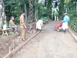 Pemerintah Desa beserta Perangkat Desa dalam bergotong royong Sumber Foto: Istimewah