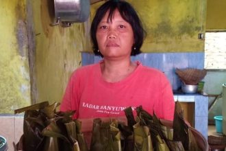 Inayatun Robaniah salah satu pembuat Kopyor Roti dari Desa Singomayan, Banyuwangi Sumber: banyuwangikab.go.id