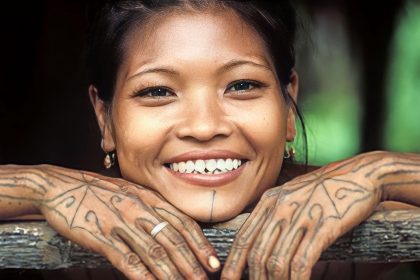 Wanita Gigi Runcing Suku Mentawai. Sumber Foto: Twitter @devi_sriana