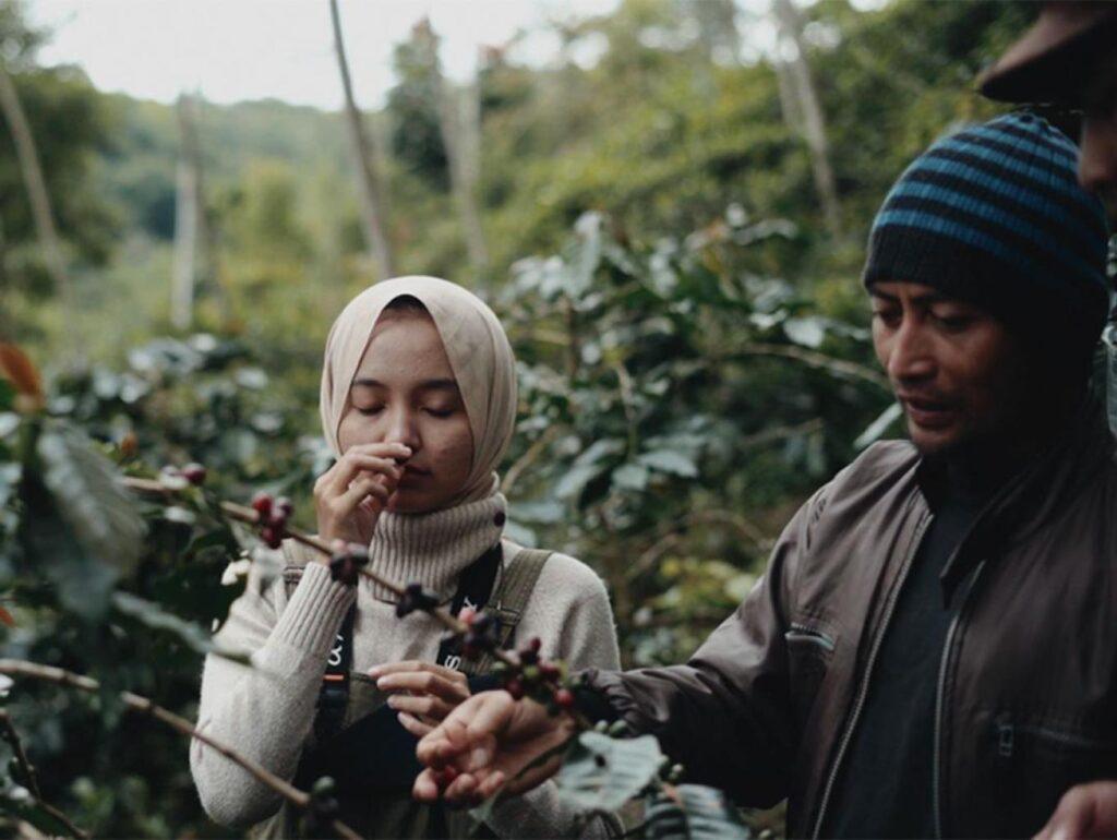 Wisatawan berkunjung dan mengikuti proses edukasi komoditas khas Desa Wisata Taraju, Kopi. Sumber: Pokdarwis Taraju