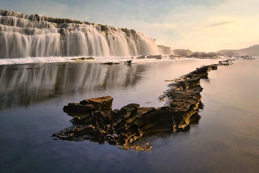 Wisata Bahari di Desa Sawarna Terlihat Bak Surga Dengan Panorama Batuan Mirip Candi. Sumber foto : Pengelola Desa Wisata Sawarna.