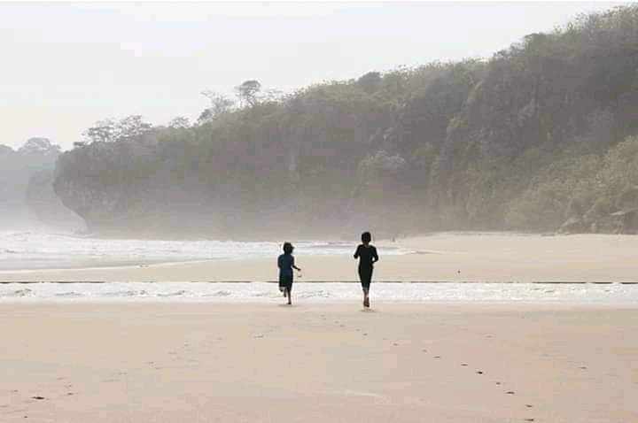 Wisata Pantai Salah Satu Destinasi Unggulan Di Desa Wisata Sawarna. Sumber foto : Pengelola Desa Wisata Sawarna.