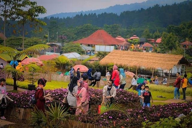 Pengunjung memadati Desa Wisata Lembah Asri Serang. Sumber Foto: Instagram @dlas_serang