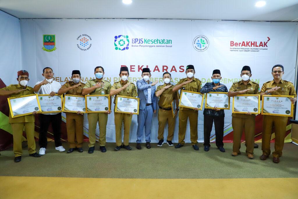 Pemkab Bekasi saat memberikan Penghargaan kepada 10 Desa capaian UHC tertinggi. Sumber Foto: bekasikab.go.id