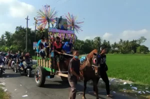 Tradisi Gerobakan meriahkan perayaan lebaran di Desa Jogopaten, Kecamatan Buluspesantren, Kabupaten Kebumen Sumber Foto: Istimewa