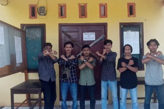 Warga Desa Wadukopa menyegel kantor desa Sumber Foto: Istimewa