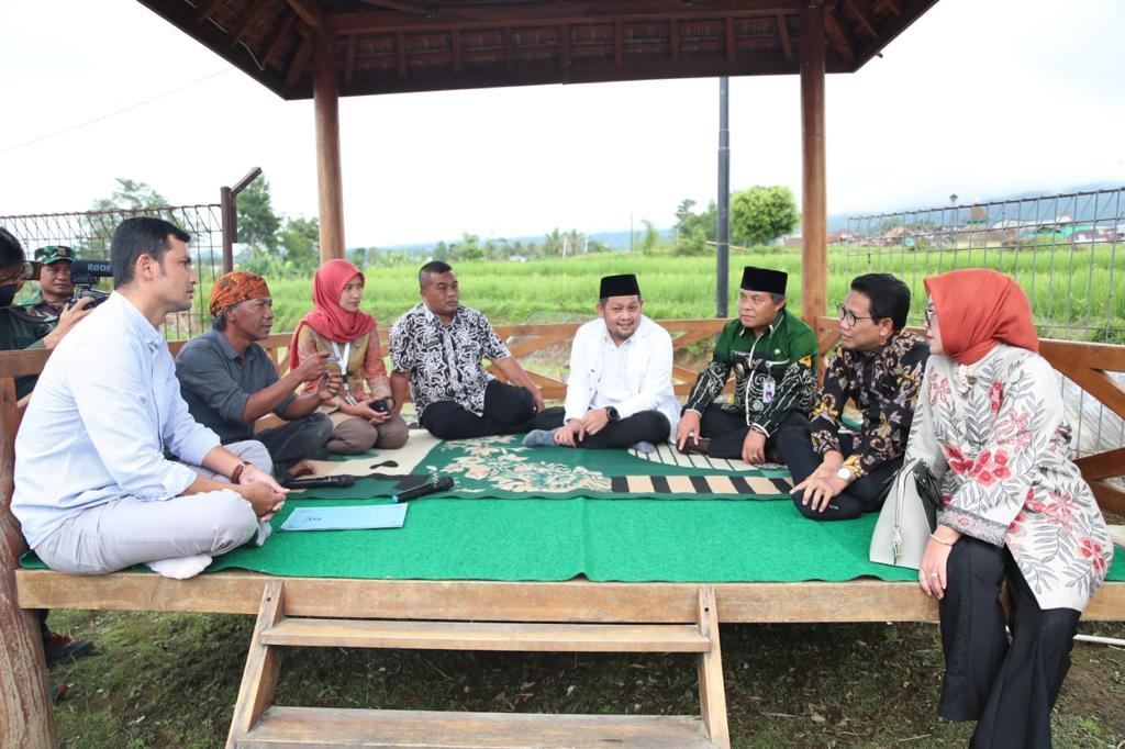 Foto: Menteri Desa, Pembangunan Daerah Tertinggal, dan Transmigrasi Abdul Halim Iskandar meninjau BUMDesa Bangun Sejahtera Desa Bojasari Kecamatan Kertek Wonosobo, Kamis 13/4/2023. Sumber Foto: Humas Kemendes PDTT