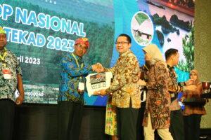 Foto: Sekretaris Jenderal Kemendes PDTT saat memberikan penghargaan kepada peserta terbaik pada workshop Nasional Tekad di Bali, Kamis (13/4/2023). Sumber Foto: Humas Kemendes PDTT