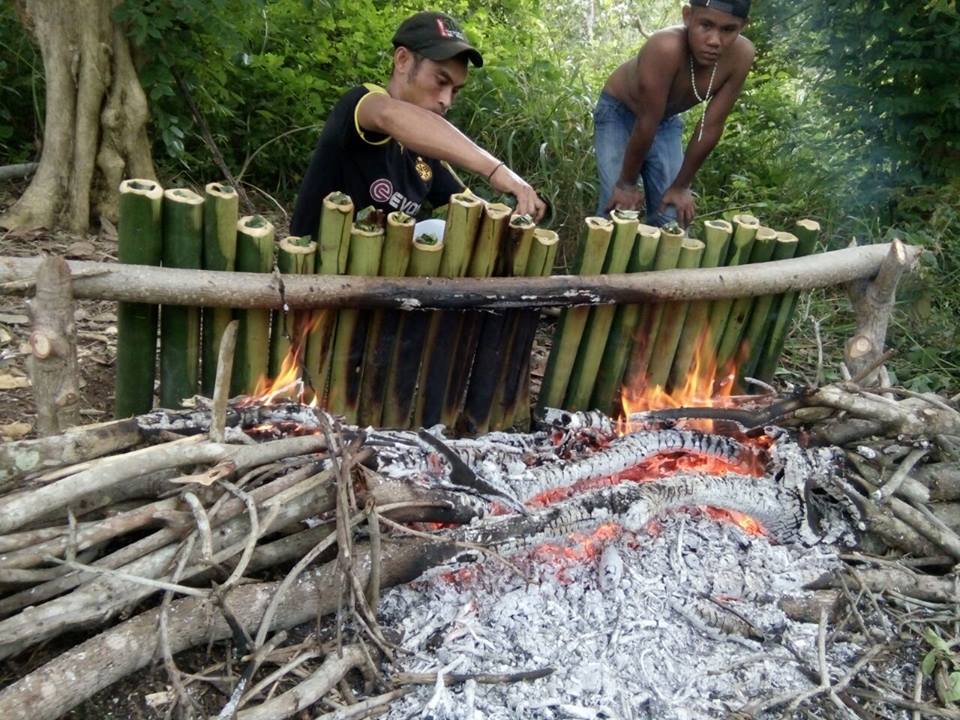 Kolo, Makanan Upacara Adat di Kabupaten Manggarai NTT Pembakaran Kolo Kuliner Khas NTT. Sumber Foto: Twitter @News_Flores