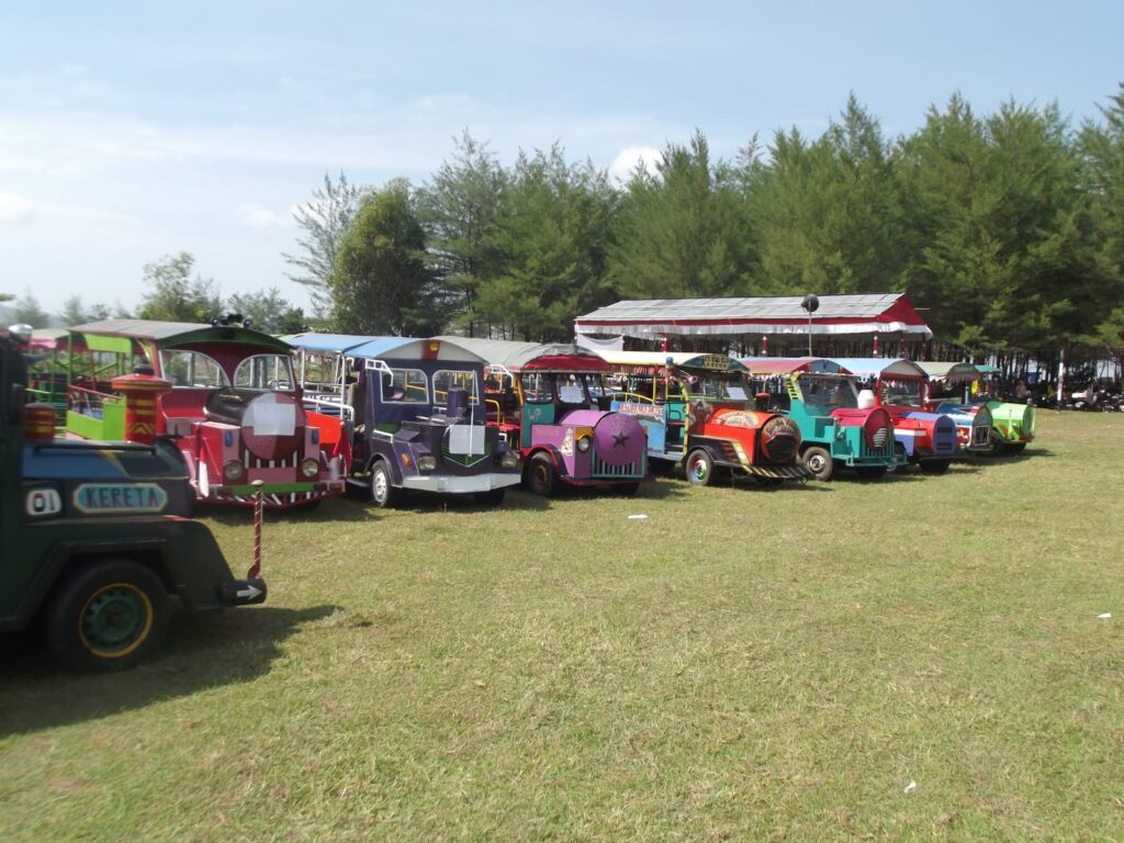 Pantai Cemara di Desa Wisata Karangbanar banyak dikunjungi wisatawan yang menggunakan kereta kancil. Sumber foto : Pengelola Desa Wisata Karangbanar.