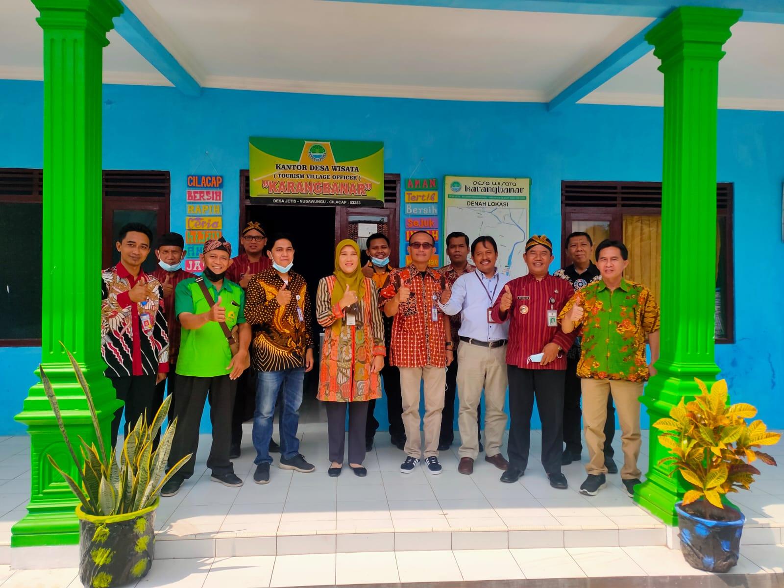 Pengelola Desa Wisata Karangbanar melakukan foto bersama di Kantor Sekretariat Desa Wisata Karangbanar. Sumber foto : Pengelola Desa Wisata Karangbanar.