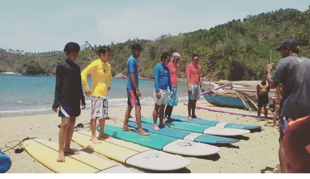 Wistawan belajar selancar di salah satu pantai Desa Wisata Bowele. Sumber foto : Pengelola Desa Wisata Bowele.