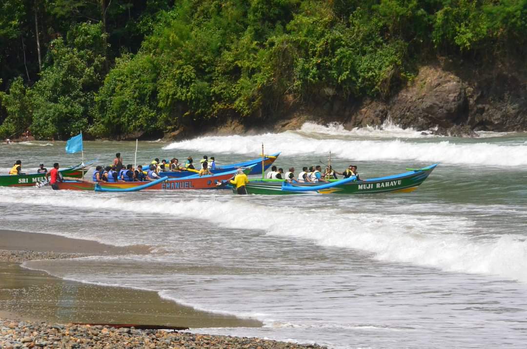 Pengunjung menikmati wisata perahu di salah satu pantai di Desa Wisata Bowele. Sumber foto : Pengelola Desa Wisata Bowele.