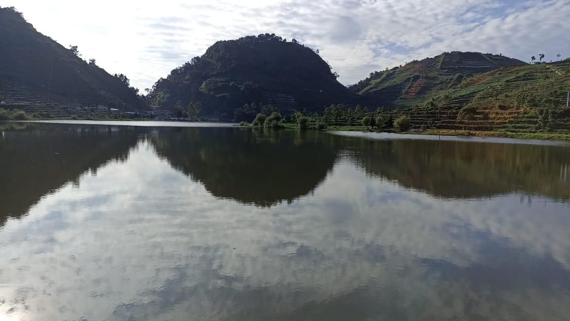 Puncak Si Kunir terlihat dari Telaga Cebong. Sumber foto : Desa Wisata Sembungan.