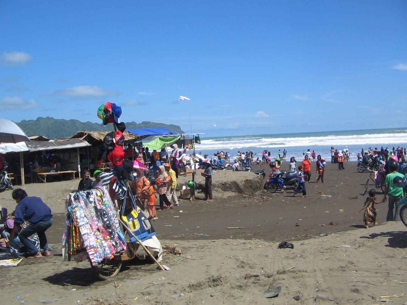 Salah satu pantai di Desa Wisata Karangbanar banyak didatangi pengunjung. Sumber foto : Pengelola Desa Wisata Karangbanar.