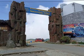Tugu Selamat Datang Puncak Si Kunir di Desa Wisata Sembungan. Sumber foto : Desa Wisata Sembungan.