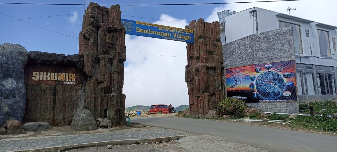 Tugu Selamat Datang Puncak Si Kunir di Desa Wisata Sembungan. Sumber foto : Desa Wisata Sembungan.