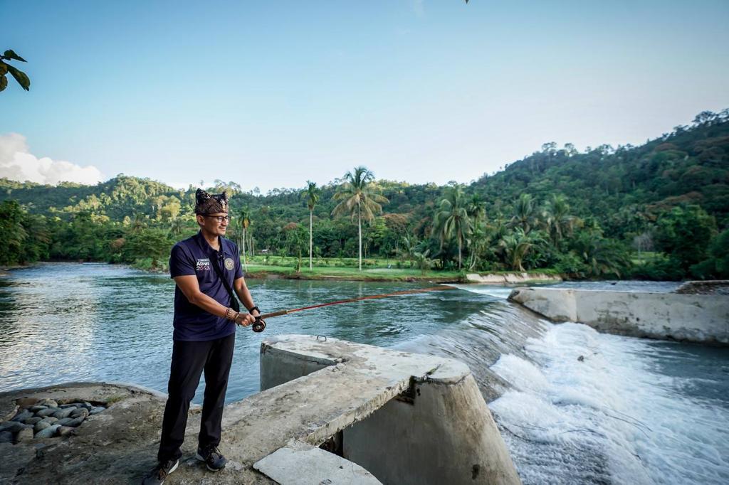 Menparekraf Sandiaga Salahuddin Uno dalam kunjungannya ke Desa Wisata Nyarai, Padang Pariaman, (31/3/2023). Sumber: kemenparekraf.go.id