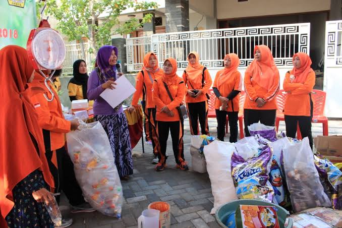 : Kegiatan pengolahan sampah oleh Bank Sampah di Desa Bringkang Sumber Foto: Istimewa