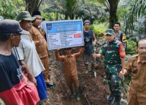 Bhabinkamtibmas memantau langsung pembangunan desa Sumber: Istimewa