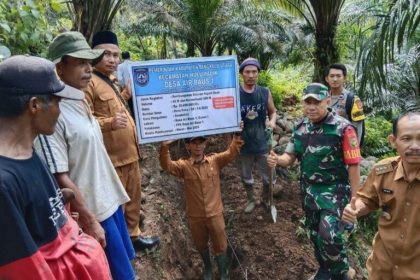Bhabinkamtibmas memantau langsung pembangunan desa Sumber: Istimewa