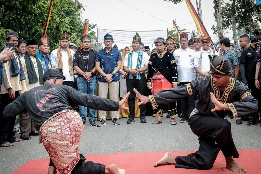 Menteri Pariwisata dan Ekonomi Kreatif/Kepala Badan Pariwisata dan Ekonomi Kreatif (Menparekraf/Kabaparekraf), Sandiaga Salahuddin Uno saat Dalam kunjungannya ke Nagari Adat Sijunjung Sumber Foto: kemenparekraf.go.id