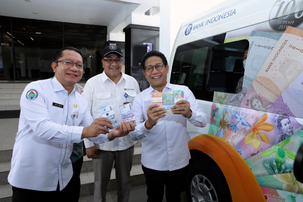 Foto: Kementerian Desa, Pembangunan Daerah Tertinggal dan Transmigrasi (Kemendes PDTT) bekerja sama dengan Bank Indonesia (BI) menggelar Penukaran Uang Pecahan di pelataran Gedung Utama pada Selasa (11/4/2023). Sumber Foto: Humas Kemendes PDTT