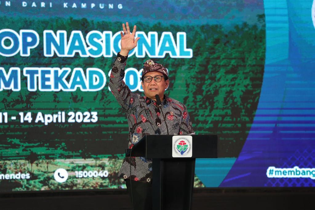 Foto: Menteri Desa, Pembangunan Daerah Tertinggal, dan Transmigrasi Abdul Halim Iskandar, didampingi istri Lilik Umi Nashriyah memberikan arahan sekaligus membuka Workshop Nasional Program TEKAD 2023 di Trans Resort Bali, Rabu (12/04/2023). Sumber Foto: Humas Kemendes PDTT