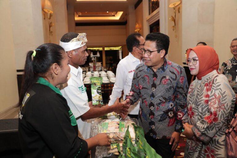 Foto: Menteri Desa, Pembangunan Daerah Tertinggal, dan Transmigrasi Abdul Halim Iskandar, didampingi istri Lilik Umi Nashriyah usai membuka Workshop Nasional Program TEKAD 2023 di Trans Resort Bali, Rabu (12/04/2023). Sumber Foto: Humas Kemendes PDTT.