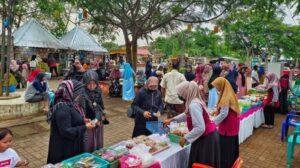 Area Takesi di Desa Siwalan, Kecamatan Panceng, Gresik dipenuhi masyarakat yang berjualan dan dihiasi lampu hias untuk memperindah lingkungan, Selasa (11/4/2023) Sumber Foto: Istimewa