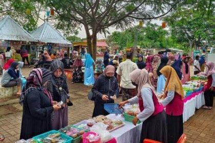 Area Takesi di Desa Siwalan, Kecamatan Panceng, Gresik dipenuhi masyarakat yang berjualan dan dihiasi lampu hias untuk memperindah lingkungan, Selasa (11/4/2023) Sumber Foto: Istimewa