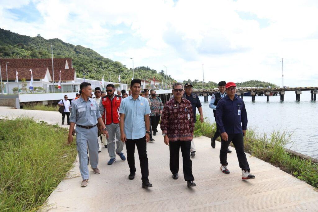 Deputi Bidang Pengelolaan Batas Wilayah Negara BNPP Robert Simbolon ketika mengecek ke wilayah perbatasan Sumber foto: Istimewa