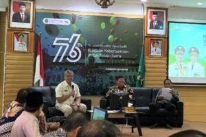 Kadis PMD Provinsi Jawa Barat Dr. Ir.H. Dicky Saromi, M.Sc berikan pemaparan seputar program Gerbang Desa pada rombongan Komisi I DPRD Sumbar Sumber Foto: Istimewa