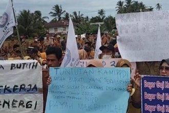 Ratusan perangkat desa di Kabupaten Pesisir Barat lakukan unjuk rasa di depan Kantor Bupati Sumber Foto: Istimewa