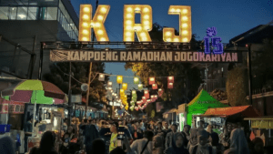 Masyarakat ramai berburu makanan untuk berbuka di Kampung Ramadhan Jogokariyan. Sumber Foto: sibakuljogja.jogjaprov.go.id