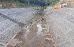 Tampak embung air baku di Desa Nyamuk, Kecamatan Siantan Timur mengalami kekeringan akibat kebocoran Sumber foto: Istimewa