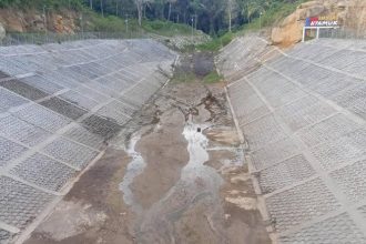 Tampak embung air baku di Desa Nyamuk, Kecamatan Siantan Timur mengalami kekeringan akibat kebocoran Sumber foto: Istimewa