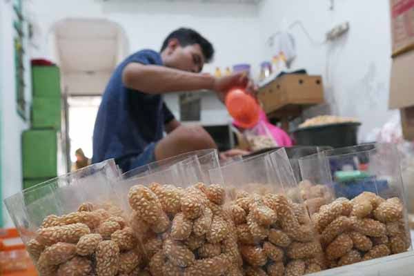 Proses produksi keciput, kue legendaris khas kudus Sumber Foto: Istimewa