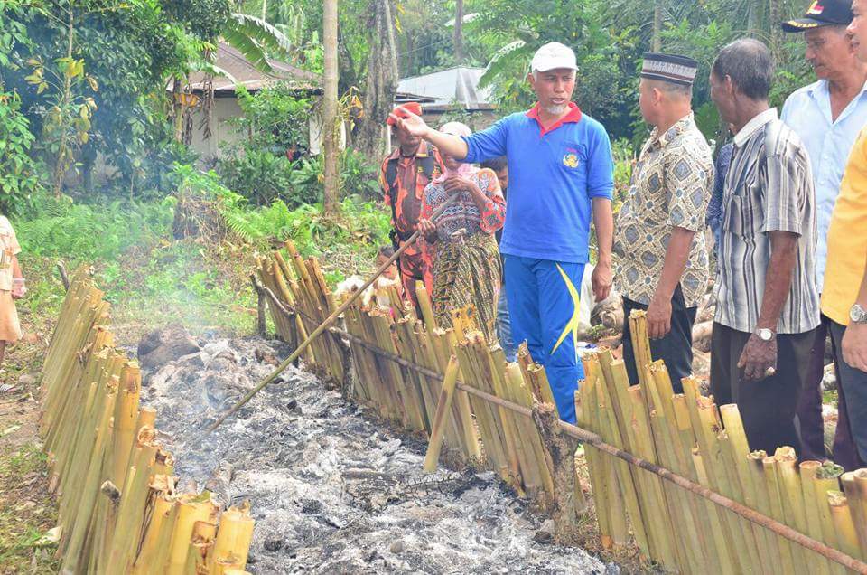 Proses pembakaran Malamang. Sumber Foto: impiannews.com