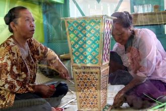 Proses pembuatan kerajinan bambu di Desa Mujur. Sumber foto: Istimewa