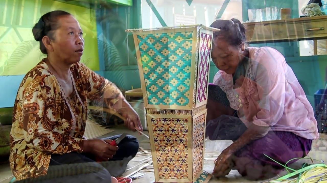 Proses pembuatan kerajinan bambu di Desa Mujur. Sumber foto: Istimewa